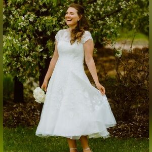 Elegant White Lace Dress. Size 10.